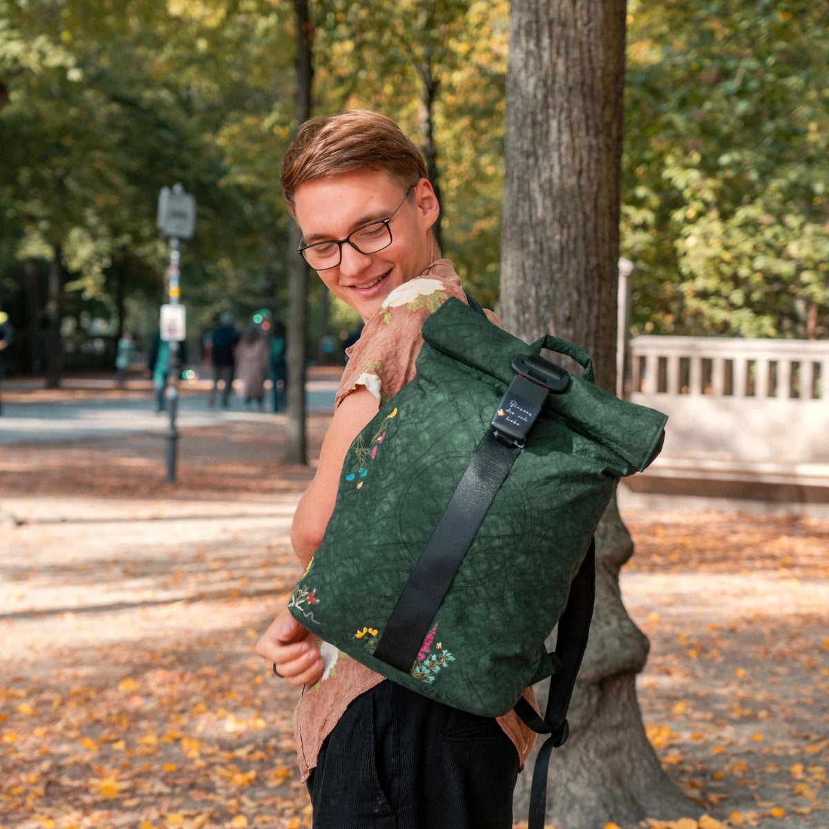 Robinga Rolltop Auflage 2 auf der Schulter getragen