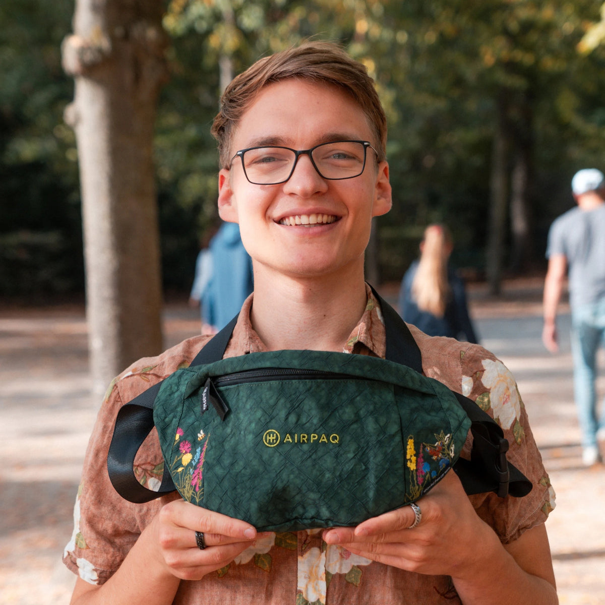 Hip Baq Large Robinga-Edition Auflage 2 wird im Park in den Haenden gehalten